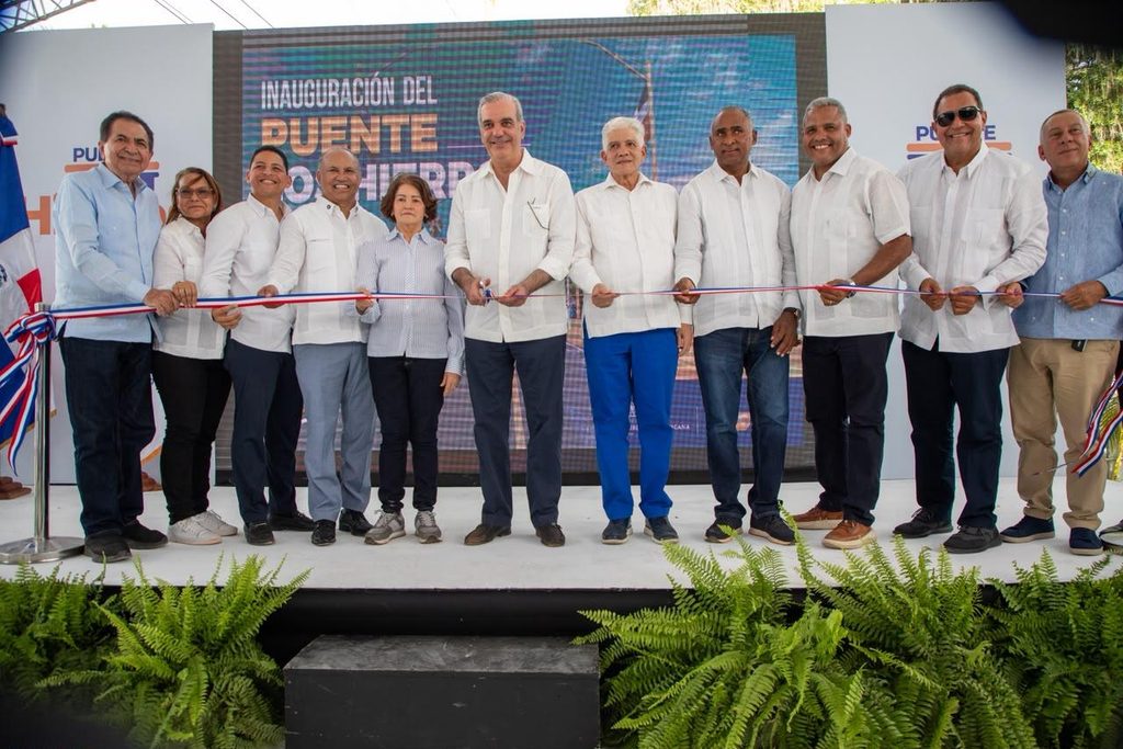 Tras más de cuatro décadas de espera y como parte del compromiso del Gobierno de fortalecer la infraestructura vial y mejorar la conectividad, el presidente Luis Abinader encabezó este sábado la inauguración del puente Los Hierros, en Baní, provincia Peravia, una obra que amplía las alternativas de acceso hacia el municipio y contribuirá al desarrollo económico y social de las comunidades de la zona.