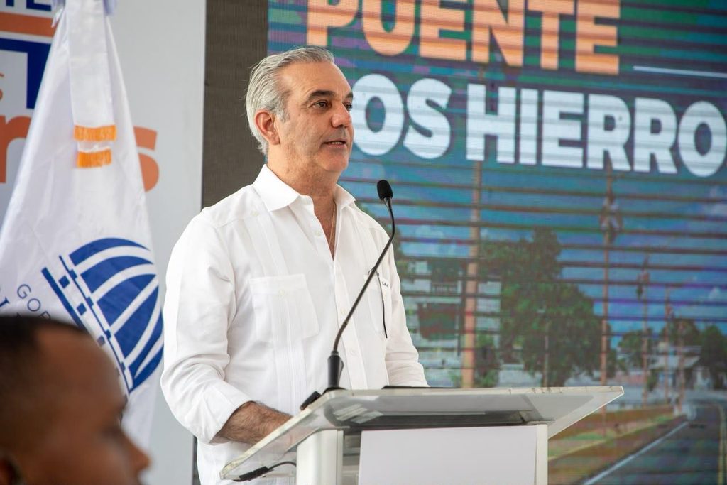 Tras más de cuatro décadas de espera y como parte del compromiso del Gobierno de fortalecer la infraestructura vial y mejorar la conectividad, el presidente Luis Abinader encabezó este sábado la inauguración del puente Los Hierros, en Baní, provincia Peravia, una obra que amplía las alternativas de acceso hacia el municipio y contribuirá al desarrollo económico y social de las comunidades de la zona.