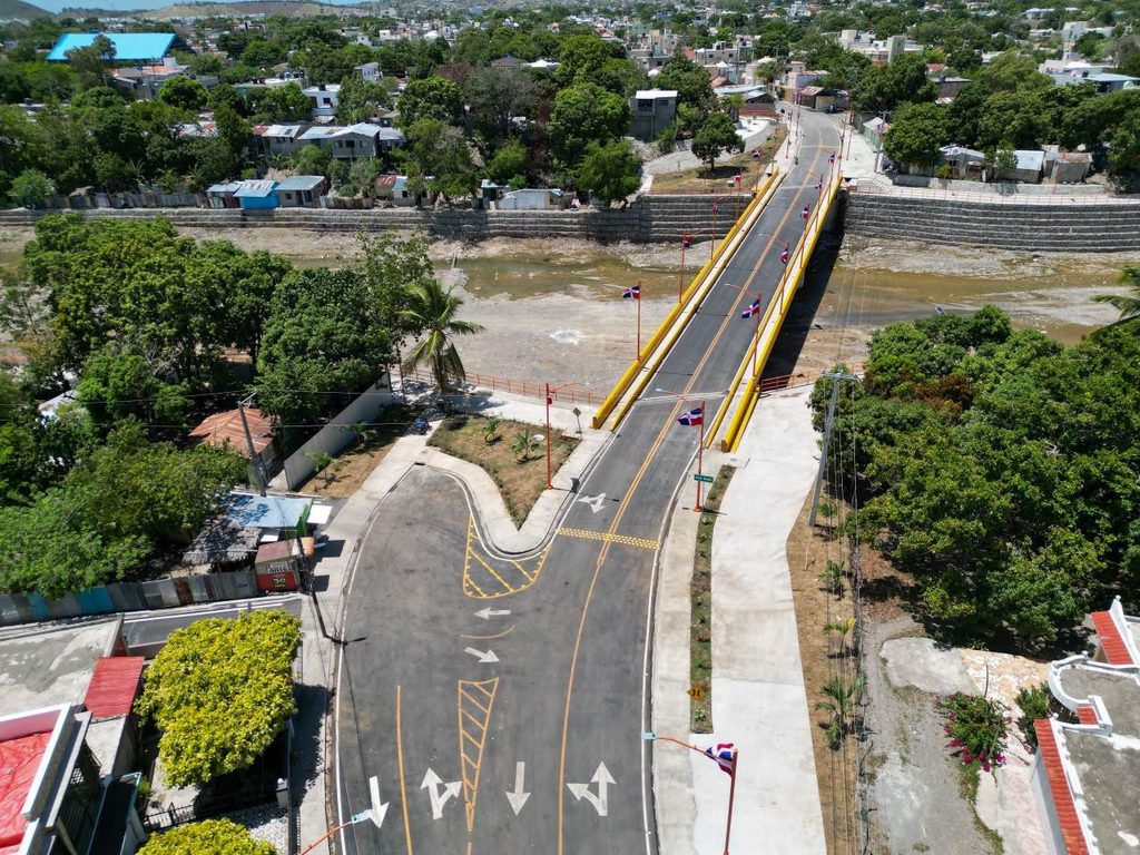 Tras más de cuatro décadas de espera y como parte del compromiso del Gobierno de fortalecer la infraestructura vial y mejorar la conectividad, el presidente Luis Abinader encabezó este sábado la inauguración del puente Los Hierros, en Baní, provincia Peravia, una obra que amplía las alternativas de acceso hacia el municipio y contribuirá al desarrollo económico y social de las comunidades de la zona.