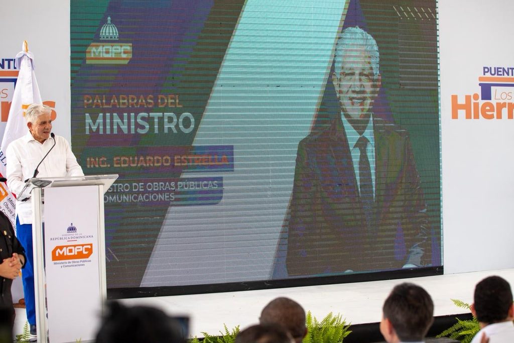 Tras más de cuatro décadas de espera y como parte del compromiso del Gobierno de fortalecer la infraestructura vial y mejorar la conectividad, el presidente Luis Abinader encabezó este sábado la inauguración del puente Los Hierros, en Baní, provincia Peravia, una obra que amplía las alternativas de acceso hacia el municipio y contribuirá al desarrollo económico y social de las comunidades de la zona.