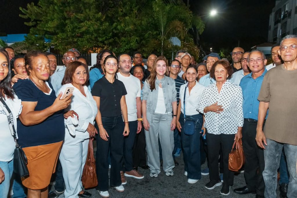 Carolina Mejía, alcaldesa del Distrito Nacional y aspirante a la Presidencia, fortaleció la seguridad en 20 sectores de los kilómetros de la avenida Independencia con la entrega de 598 luminarias LED instaladas en 77 calles.