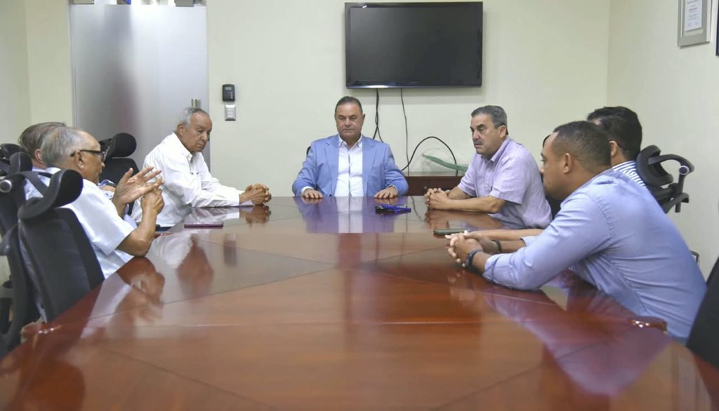  El Ministerio de Agricultura inició una ruta de trabajo junto a representantes del sector porcino nacional, dirigida a identificar y poner en marcha acciones que contribuyan a mejorar las condiciones de los productores, fortalecer la producción y garantizar la sostenibilidad de esta importante actividad agropecuaria.