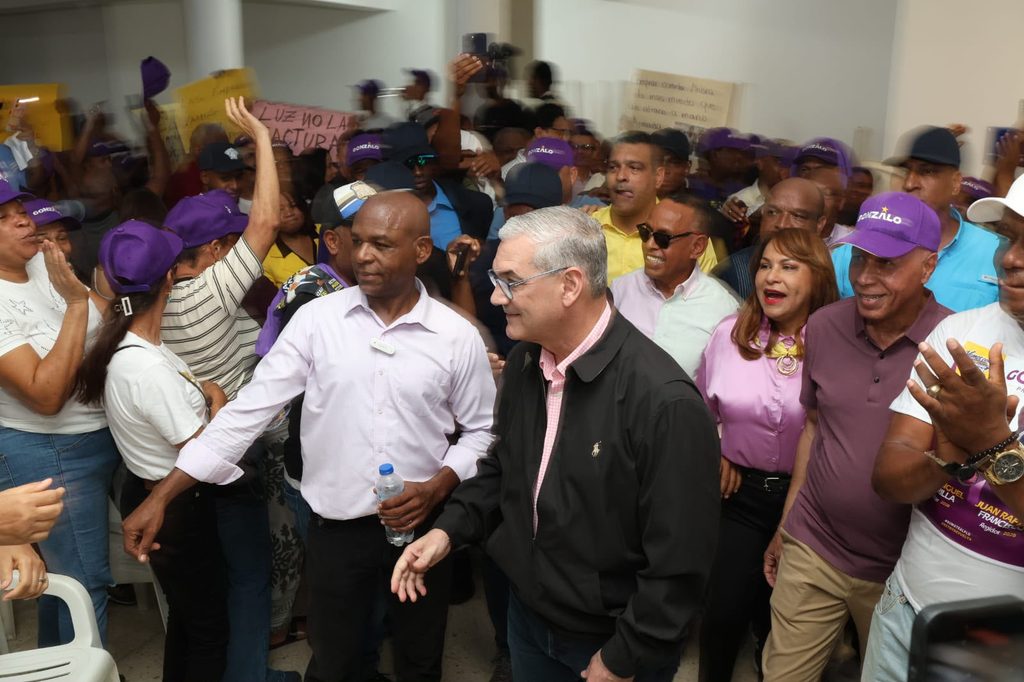Juan Pérez, en el acto donde también estuvieron los dirigentes Alberto Díaz, Ana María Peña, Narciso Reyes, Bernardino Pichardo y Clemente Martínez, cerró su intervención con la consigna “¡Vamos con to’!”, que generó ovación entre los asistentes.