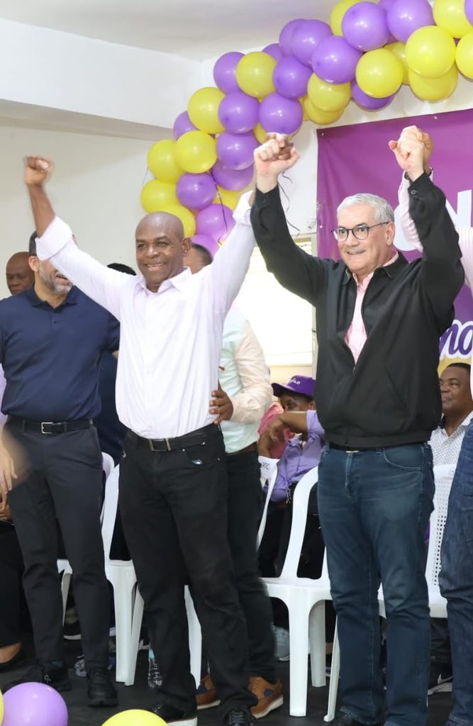 Juan Pérez, en el acto donde también estuvieron los dirigentes Alberto Díaz, Ana María Peña, Narciso Reyes, Bernardino Pichardo y Clemente Martínez, cerró su intervención con la consigna “¡Vamos con to’!”, que generó ovación entre los asistentes.