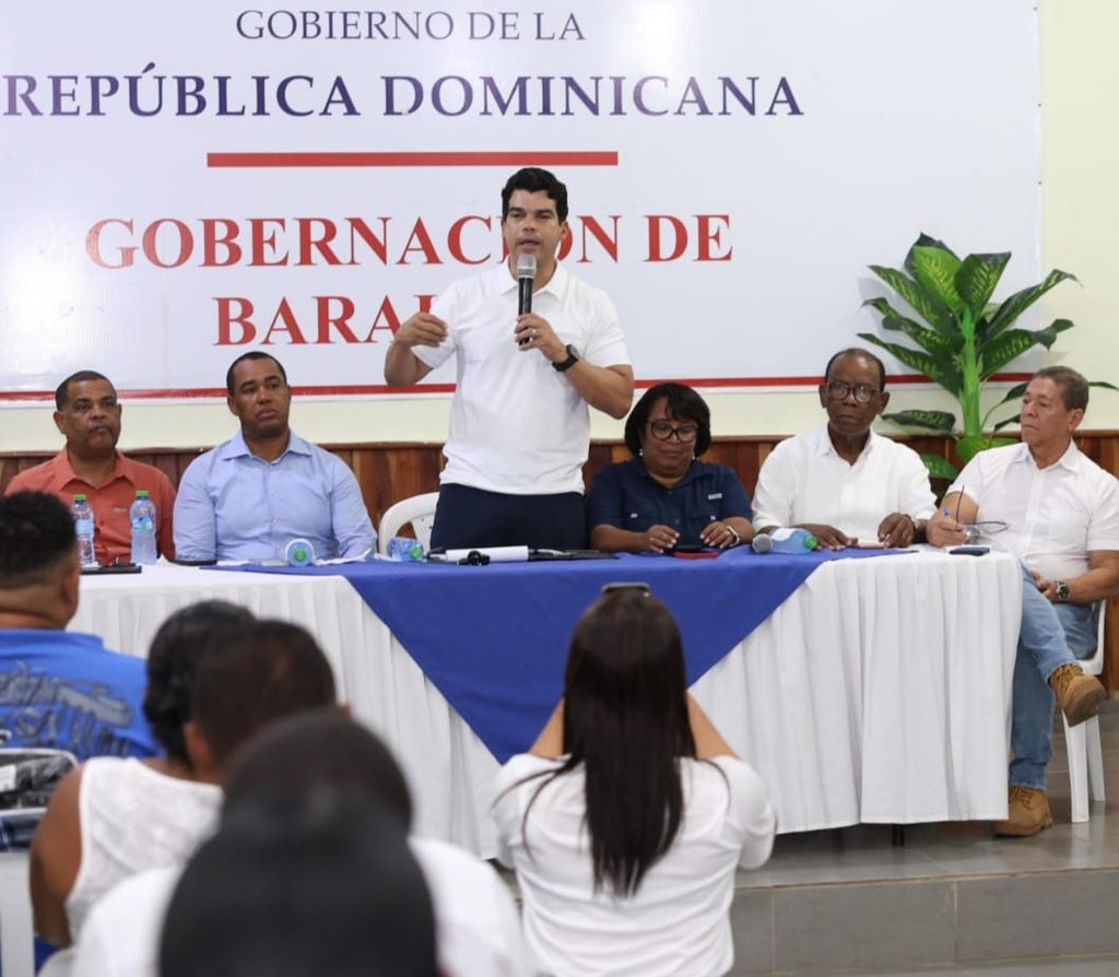 El director ejecutivo del Instituto Nacional de Aguas Potables y Alcantarillados (INAPA), Wellington Arnaud, encabezó un encuentro con representantes de juntas de vecinos y autoridades de la provincia de Barahona, a fin de socializar soluciones a corto, mediano y largo plazo.
