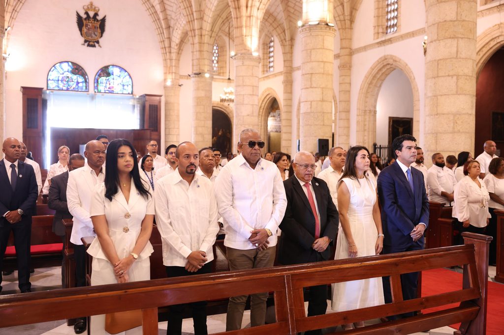 El Instituto Nacional de Aguas Potables y Alcantarillados (INAPA) conmemoró este martes, 22 de septiembre, su aniversario 64 con una misa de acción de gracias, celebrada en la Catedral de Santo Domingo, primada de América, en la Ciudad Colonial.