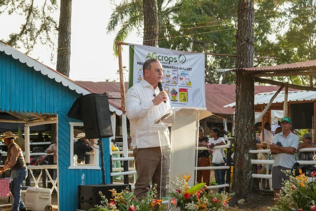 El ministro de Agricultura, Francisco Oliverio Espaillat Bencosme, anunció la entrega de 20 mil pacas de alimento para ganado destinadas a productores de la región Norte, como parte de las acciones inmediatas del Gobierno para hacer frente a los efectos de la sequía que impacta al sector ganadero.