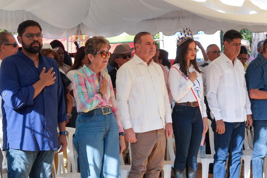 El ministro de Agricultura, Francisco Oliverio Espaillat Bencosme, anunció la entrega de 20 mil pacas de alimento para ganado destinadas a productores de la región Norte, como parte de las acciones inmediatas del Gobierno para hacer frente a los efectos de la sequía que impacta al sector ganadero.