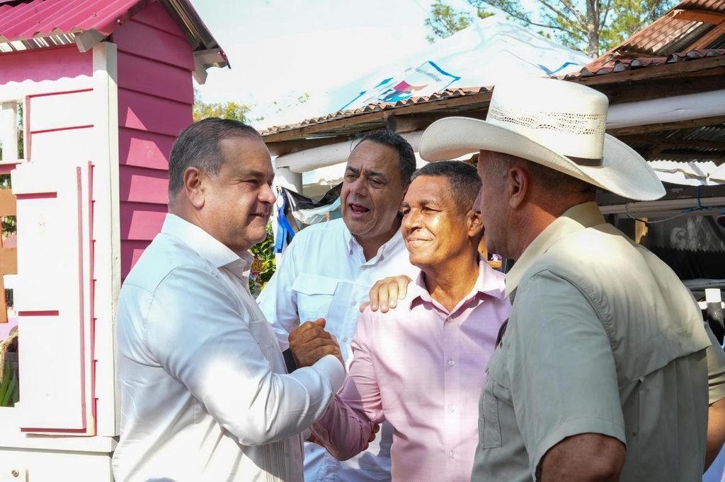 El ministro de Agricultura, Francisco Oliverio Espaillat Bencosme, anunció la entrega de 20 mil pacas de alimento para ganado destinadas a productores de la región Norte, como parte de las acciones inmediatas del Gobierno para hacer frente a los efectos de la sequía que impacta al sector ganadero.