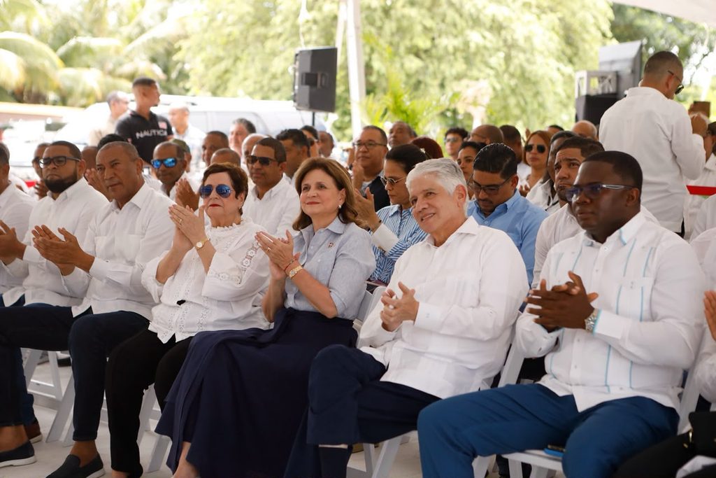 Munícipes de Santa Cruz de El Seibo viven desde este domingo los beneficios de la nueva carretera Las Mesetas, inaugurada por la vicepresidenta Raquel Peña, una obra que transforma las condiciones de circulación y fortalece la conexión vial de las comunidades de la zona.