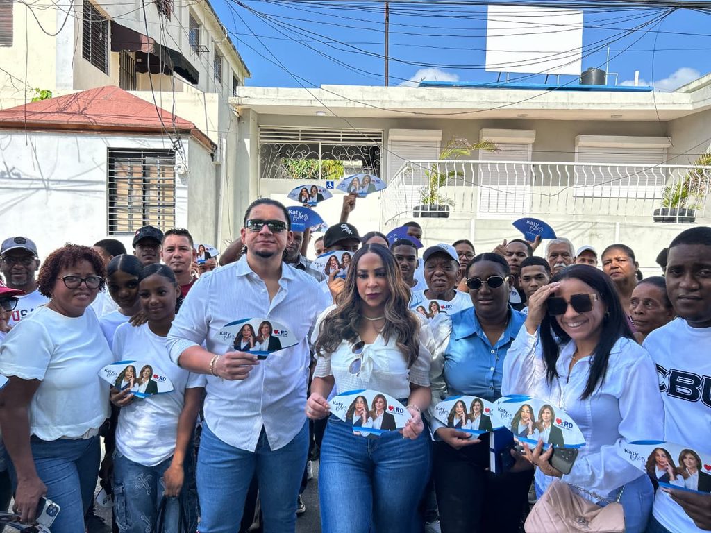 La alta dirigente del Partido Revolucionario Moderno (PRM) y aspirante a la candidatura a la alcaldía de Santo Domingo Este, Katy Báez, afirmó que Carolina Mejía representa el liderazgo con mayores condiciones, según su valoración, para encabezar el proyecto político de esa organización de cara a las elecciones de 2028.