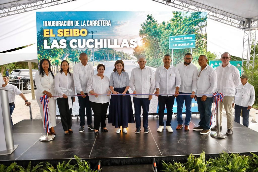 Decenas de agricultores se dieron cita este domingo en la comunidad de Las Cuchillas junto a cientos de comunitarios para la entrega de la nueva carretera que transforma la manera en que se mueve la vida y economía de la zona. La vía de 15.50 kilómetros había sido esperada por décadas en esta productiva zona del Este del país.