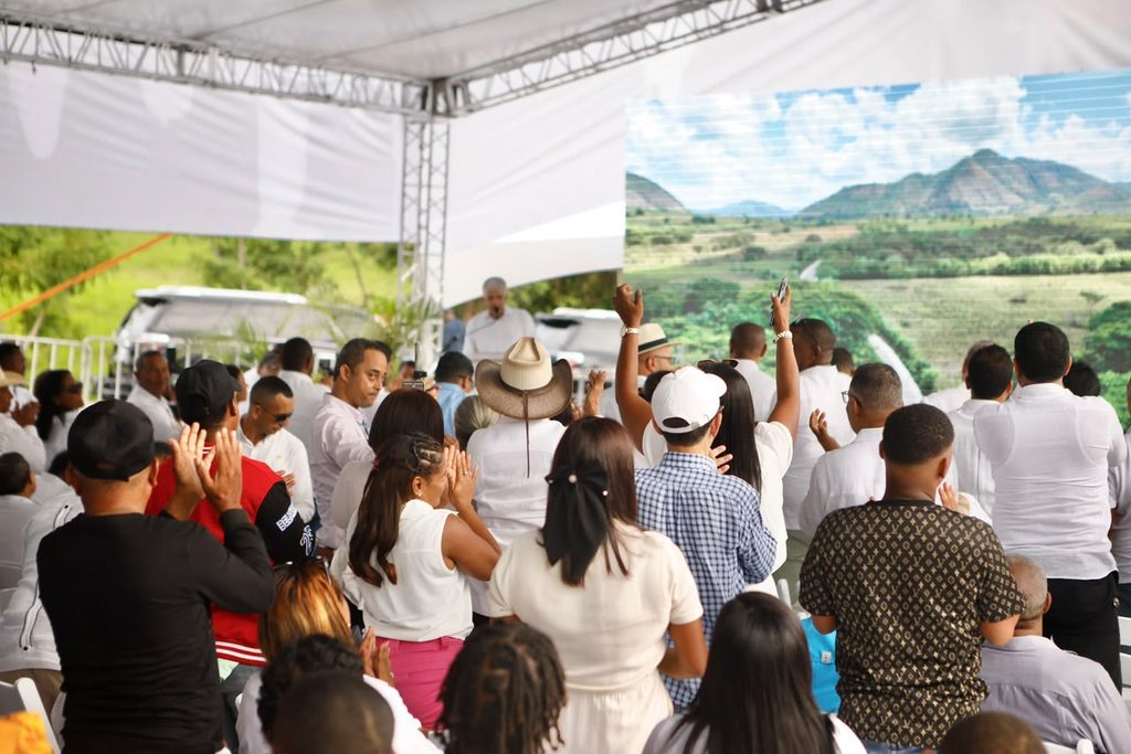 Decenas de agricultores se dieron cita este domingo en la comunidad de Las Cuchillas junto a cientos de comunitarios para la entrega de la nueva carretera que transforma la manera en que se mueve la vida y economía de la zona. La vía de 15.50 kilómetros había sido esperada por décadas en esta productiva zona del Este del país.
