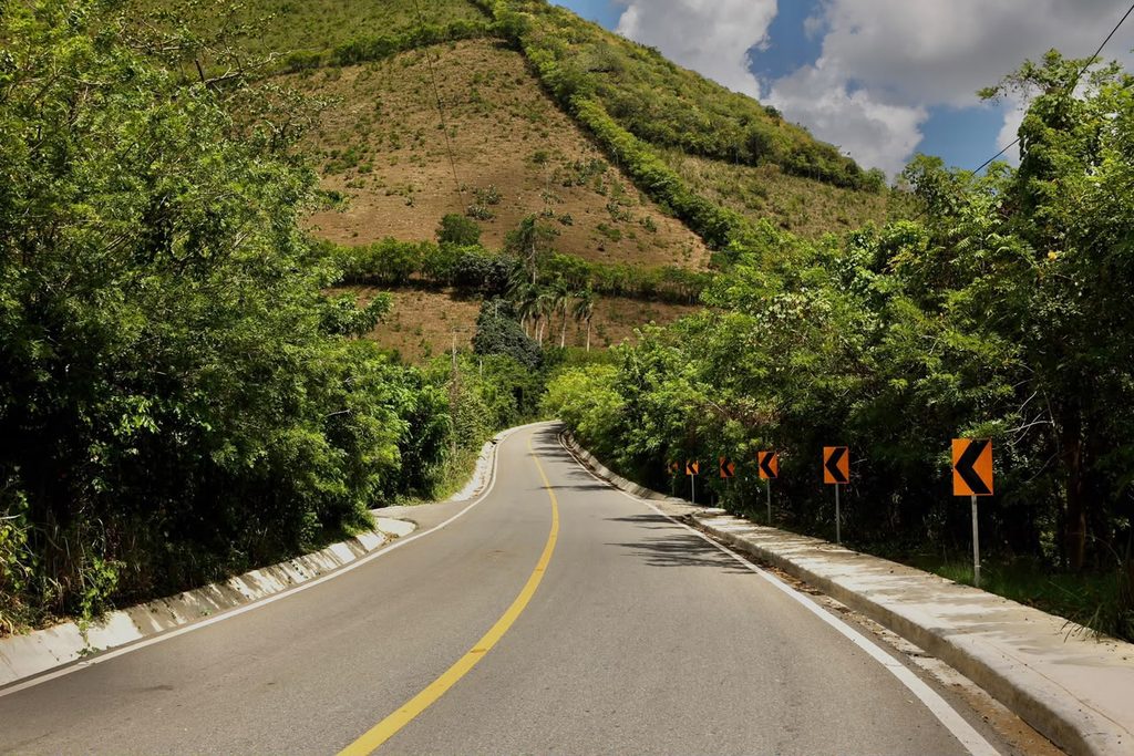Decenas de agricultores se dieron cita este domingo en la comunidad de Las Cuchillas junto a cientos de comunitarios para la entrega de la nueva carretera que transforma la manera en que se mueve la vida y economía de la zona. La vía de 15.50 kilómetros había sido esperada por décadas en esta productiva zona del Este del país.