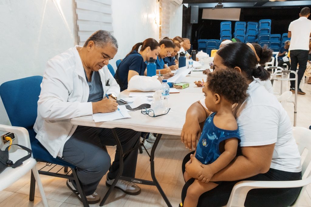 Carolina Mejía llevó un gran operativo médico y social al sector Villas Agrícolas en el que los residentes fueron beneficiados con 262 consultas médicas y con la entrega de 1,150 raciones alimenticias.