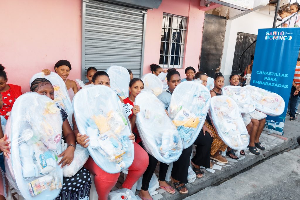 Carolina Mejía llevó un gran operativo médico y social al sector Villas Agrícolas en el que los residentes fueron beneficiados con 262 consultas médicas y con la entrega de 1,150 raciones alimenticias.