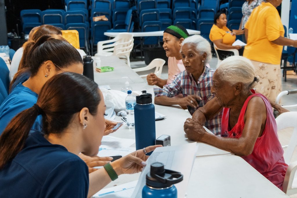 Carolina Mejía llevó un gran operativo médico y social al sector Villas Agrícolas en el que los residentes fueron beneficiados con 262 consultas médicas y con la entrega de 1,150 raciones alimenticias.