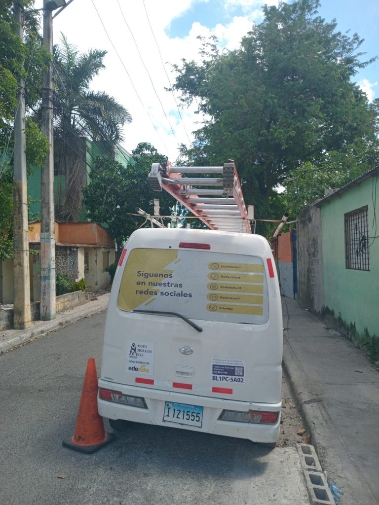 La Empresa Distribuidora de Electricidad del Este (EDEEste) informó que dos técnicos pertenecientes a una brigada contratista fueron detenidos y puestos a disposición de las autoridades luego de ser sorprendidos realizando una conexión eléctrica no autorizada en un establecimiento comercial ubicado en la calle Mauricio Báez, en San Pedro de Macorís.
