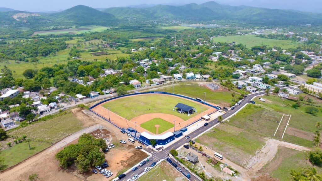  El presidente de la República, Luis Abinader, encabezó la inauguración del campo de béisbol Nelson Mateo, en el distrito municipal de Pizarrete, provincia Peravia, una obra que pone fin a una espera de 26 años de la comunidad por contar con una instalación deportiva digna y moderna para sus niños y jóvenes.