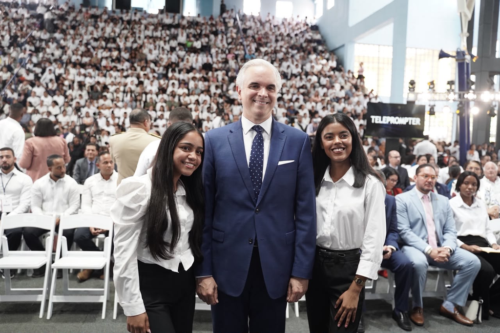 El ministro de Educación, Luis Miguel De Camps, destacó este jueves que la articulación entre el Ministerio de Educación y el Ministerio de Educación Superior, Ciencia y Tecnología (MESCyT) permite conectar a estudiantes que concluyen el bachillerato con nuevas oportunidades para continuar su formación, como parte de los esfuerzos por construir un sistema educativo más integrado.