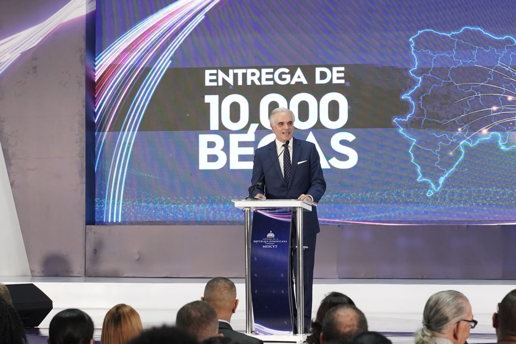 El ministro de Educación, Luis Miguel De Camps, destacó este jueves que la articulación entre el Ministerio de Educación y el Ministerio de Educación Superior, Ciencia y Tecnología (MESCyT) permite conectar a estudiantes que concluyen el bachillerato con nuevas oportunidades para continuar su formación, como parte de los esfuerzos por construir un sistema educativo más integrado.