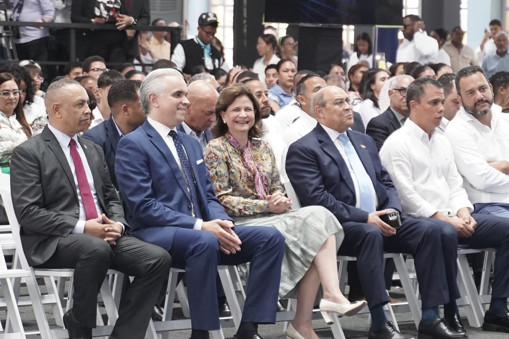 El ministro de Educación, Luis Miguel De Camps, destacó este jueves que la articulación entre el Ministerio de Educación y el Ministerio de Educación Superior, Ciencia y Tecnología (MESCyT) permite conectar a estudiantes que concluyen el bachillerato con nuevas oportunidades para continuar su formación, como parte de los esfuerzos por construir un sistema educativo más integrado.