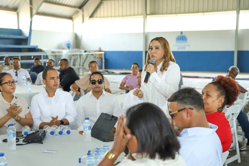 La Dirección de Desarrollo Social Supérate realizó en la provincia de Pedernales un encuentro con familias beneficiarias, con el objetivo de identificar de primera mano las necesidades de los hogares y plantear estrategias orientadas a ampliar sus oportunidades y acercar los servicios y programas de protección social a las familias que enfrentan mayores condiciones de vulnerabilidad.