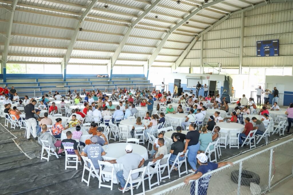 La Dirección de Desarrollo Social Supérate realizó en la provincia de Pedernales un encuentro con familias beneficiarias, con el objetivo de identificar de primera mano las necesidades de los hogares y plantear estrategias orientadas a ampliar sus oportunidades y acercar los servicios y programas de protección social a las familias que enfrentan mayores condiciones de vulnerabilidad.