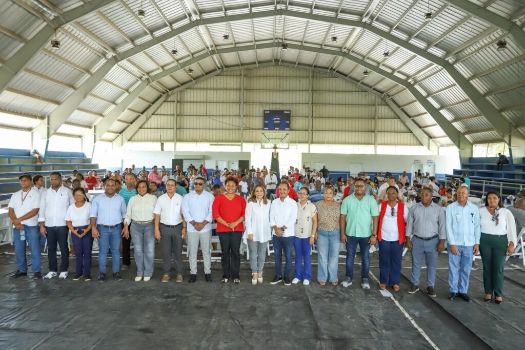 La Dirección de Desarrollo Social Supérate realizó en la provincia de Pedernales un encuentro con familias beneficiarias, con el objetivo de identificar de primera mano las necesidades de los hogares y plantear estrategias orientadas a ampliar sus oportunidades y acercar los servicios y programas de protección social a las familias que enfrentan mayores condiciones de vulnerabilidad.
