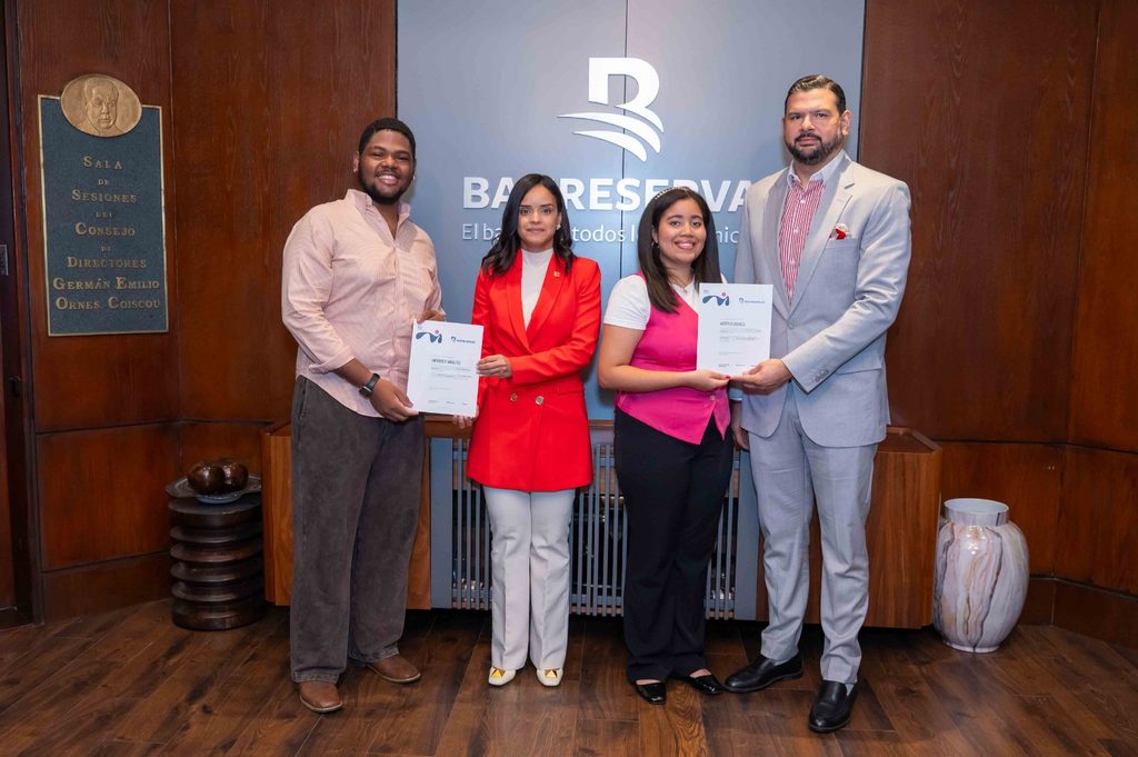 El Banco de Reservas entregó las becas Creativos Globales Banreservas a los creadores de contenido Heriber Montás y Astrid Abreu, quienes cursarán el programa de Creatividad & Innovación en Miami Ad School Punta Cana, como parte de su formación especializada.