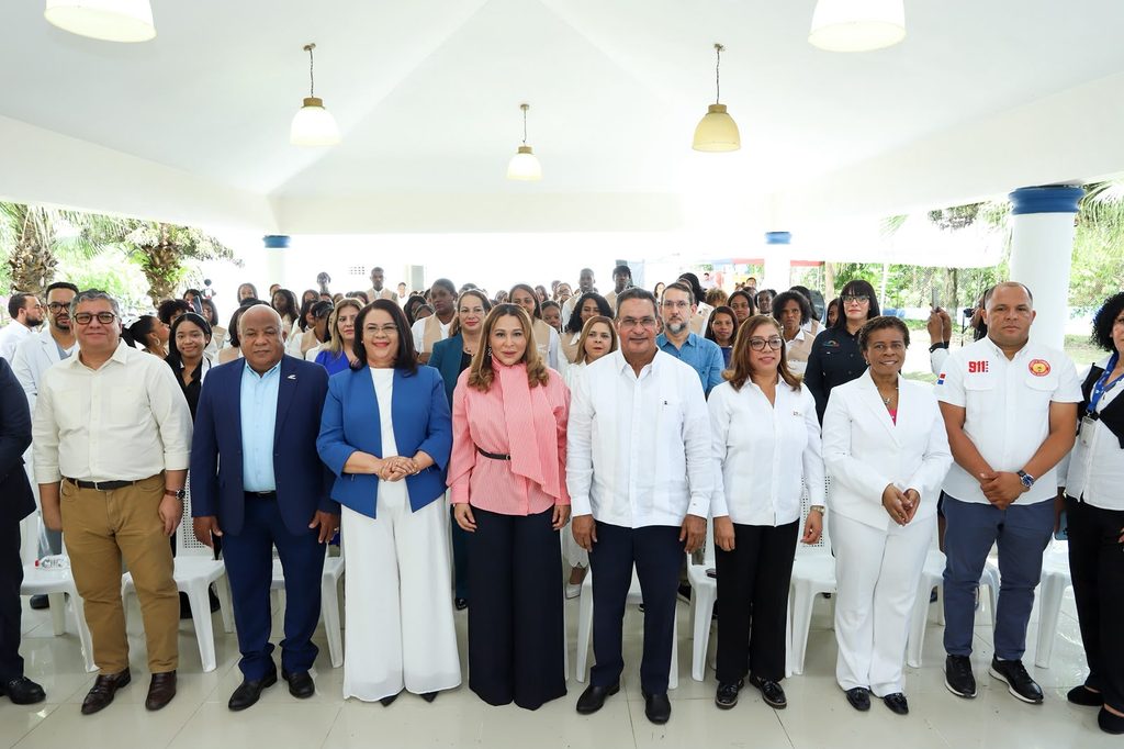 La Dirección de Desarrollo Social Supérate en articulación con el Instituto Nacional de Formación Técnico Profesional (INFOTEP) y la Fundación Rica realizaron la graduación de 518 personas que culminaron satisfactoriamente su proceso de formación en el Centro de Superación Comunitaria Básima, en Villa Altagracia.