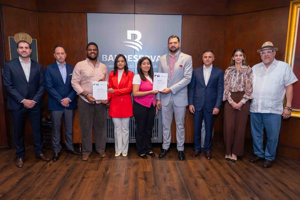 El Banco de Reservas entregó las becas Creativos Globales Banreservas a los creadores de contenido Heriber Montás y Astrid Abreu, quienes cursarán el programa de Creatividad & Innovación en Miami Ad School Punta Cana, como parte de su formación especializada.
