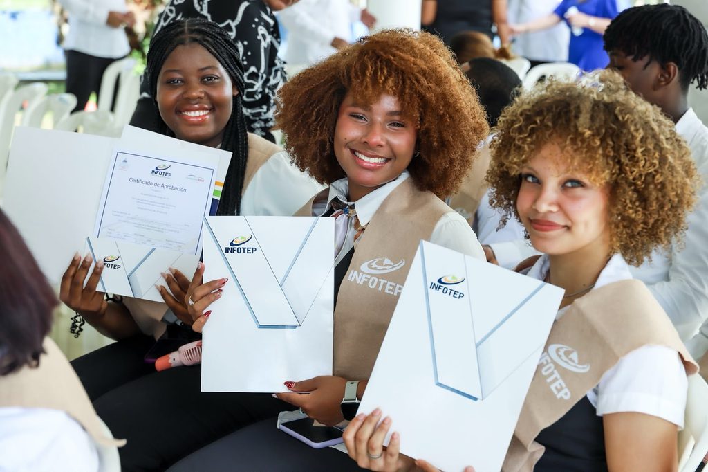La Dirección de Desarrollo Social Supérate en articulación con el Instituto Nacional de Formación Técnico Profesional (INFOTEP) y la Fundación Rica realizaron la graduación de 518 personas que culminaron satisfactoriamente su proceso de formación en el Centro de Superación Comunitaria Básima, en Villa Altagracia.