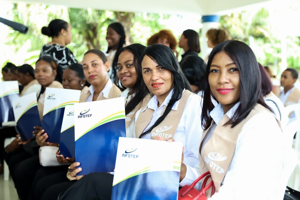 La Dirección de Desarrollo Social Supérate en articulación con el Instituto Nacional de Formación Técnico Profesional (INFOTEP) y la Fundación Rica realizaron la graduación de 518 personas que culminaron satisfactoriamente su proceso de formación en el Centro de Superación Comunitaria Básima, en Villa Altagracia.