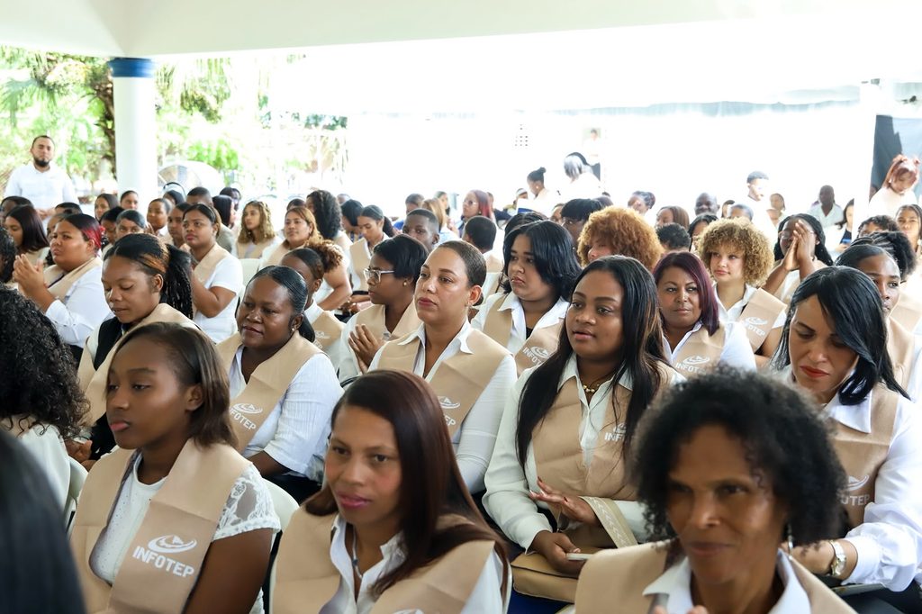 La Dirección de Desarrollo Social Supérate en articulación con el Instituto Nacional de Formación Técnico Profesional (INFOTEP) y la Fundación Rica realizaron la graduación de 518 personas que culminaron satisfactoriamente su proceso de formación en el Centro de Superación Comunitaria Básima, en Villa Altagracia.