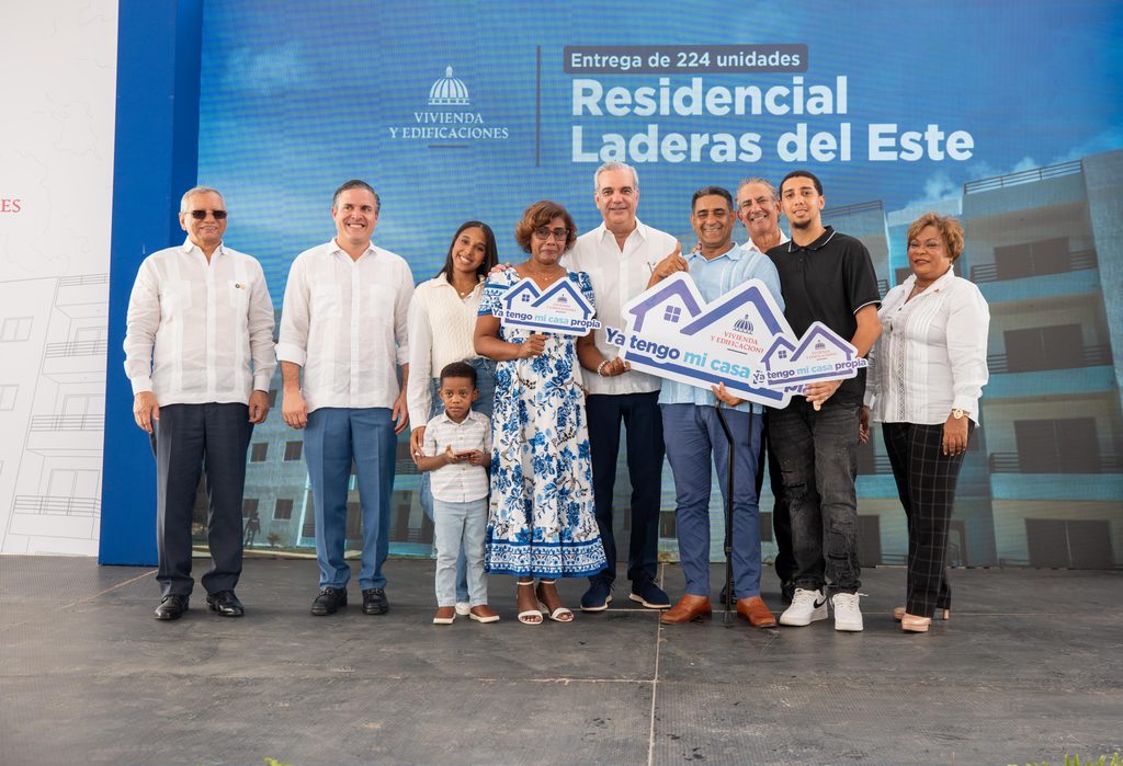 El presidente de la República Luis Abinader entregó este jueves 224 apartamentos de la segunda etapa del proyecto Laderas del Este, en el municipio San Antonio de Guerra, de los cuales el Banco de Reservas financió la adquisición de 197 unidades por un monto superior a los RD$466.00 millones.