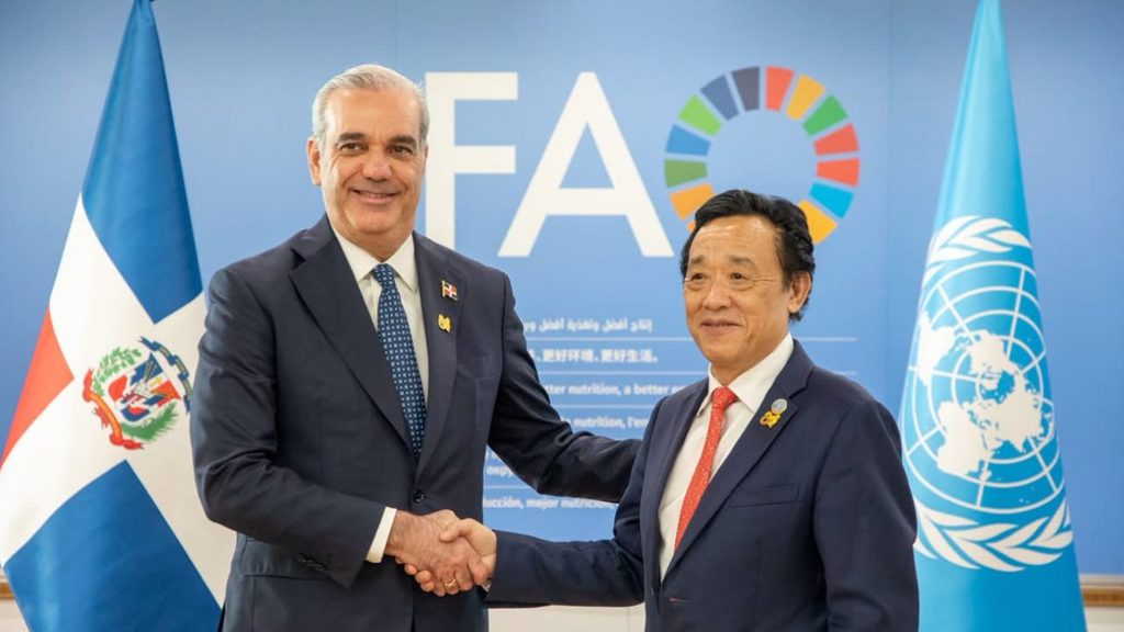 El director general de la Organización de las Naciones Unidas para la Alimentación y la Agricultura (FAO), Qu Dongyu, informó que el presidente Luis Abinader recibirá la Medalla Agrícola (Agricola Medal), la más alta condecoración otorgada por el organismo internacional, en reconocimiento a sus aportes a la seguridad alimentaria y la lucha contra el hambre. 