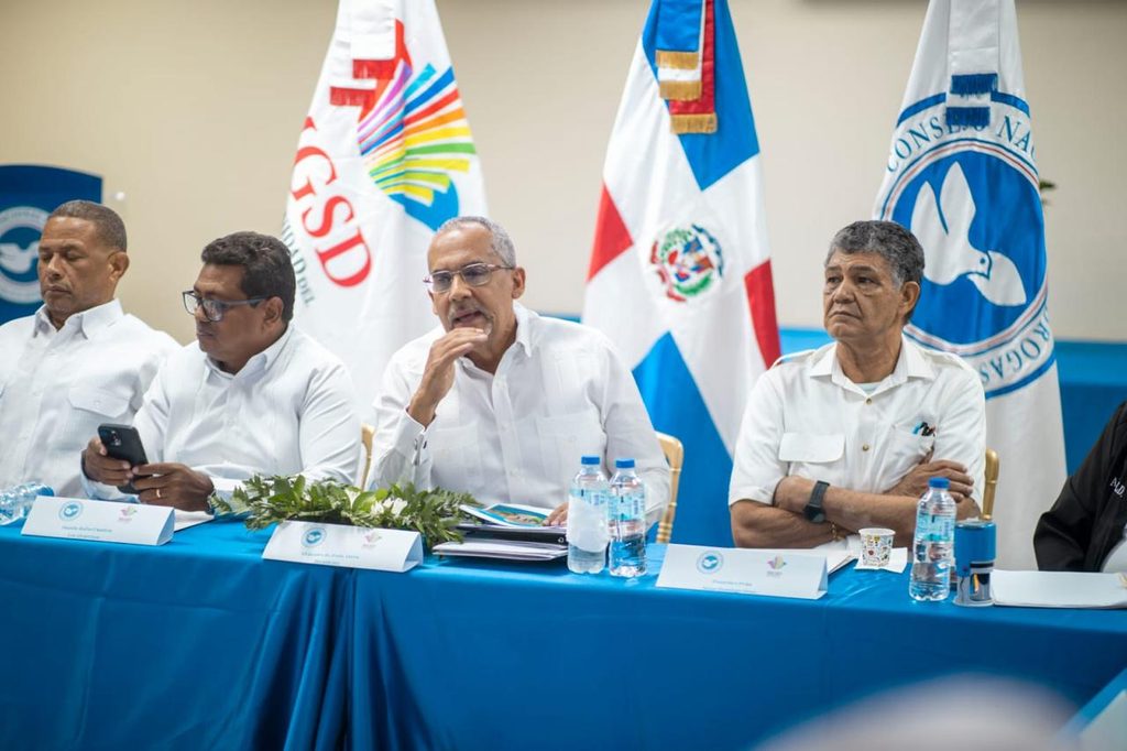 El Consejo Nacional de Drogas (CND), representado por Alejandro Abreu en su calidad de Director Técnico del proceso y la Mancomunidad del Gran Santo Domingo (MGSD), presidida por el alcalde de Los Alcarrizos, Junior Santos, encabezaron el encuentro municipalista de la “Consulta Ciudadana sobre Convivencia”, junto a alcaldes y directores de distritos municipales.
