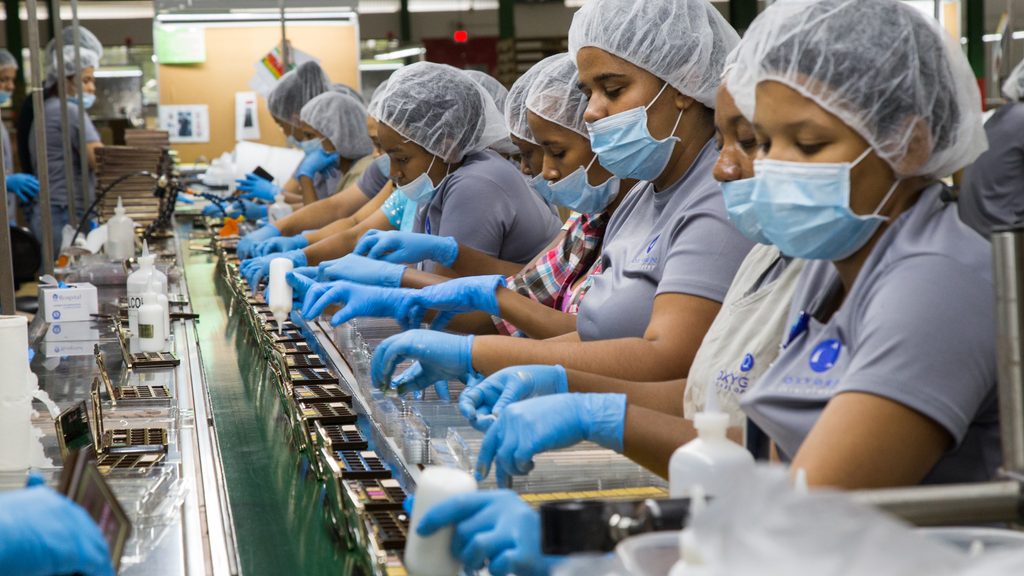 El Instituto Dominicano de las Telecomunicaciones (Indotel) y el Consejo Nacional de Zonas Francas de Exportación (CNZFE) suscribieron un acuerdo marco para capacitar en habilidades digitales básicas a 6,000 trabajadores del sector mediante el programa Soy Digital, con el propósito de fomentar la inclusión tecnológica, reducir la brecha digital y fortalecer la competitividad laboral.