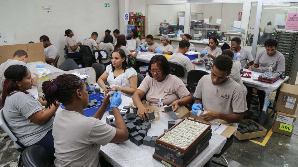 El Instituto Dominicano de las Telecomunicaciones (Indotel) y el Consejo Nacional de Zonas Francas de Exportación (CNZFE) suscribieron un acuerdo marco para capacitar en habilidades digitales básicas a 6,000 trabajadores del sector mediante el programa Soy Digital, con el propósito de fomentar la inclusión tecnológica, reducir la brecha digital y fortalecer la competitividad laboral.