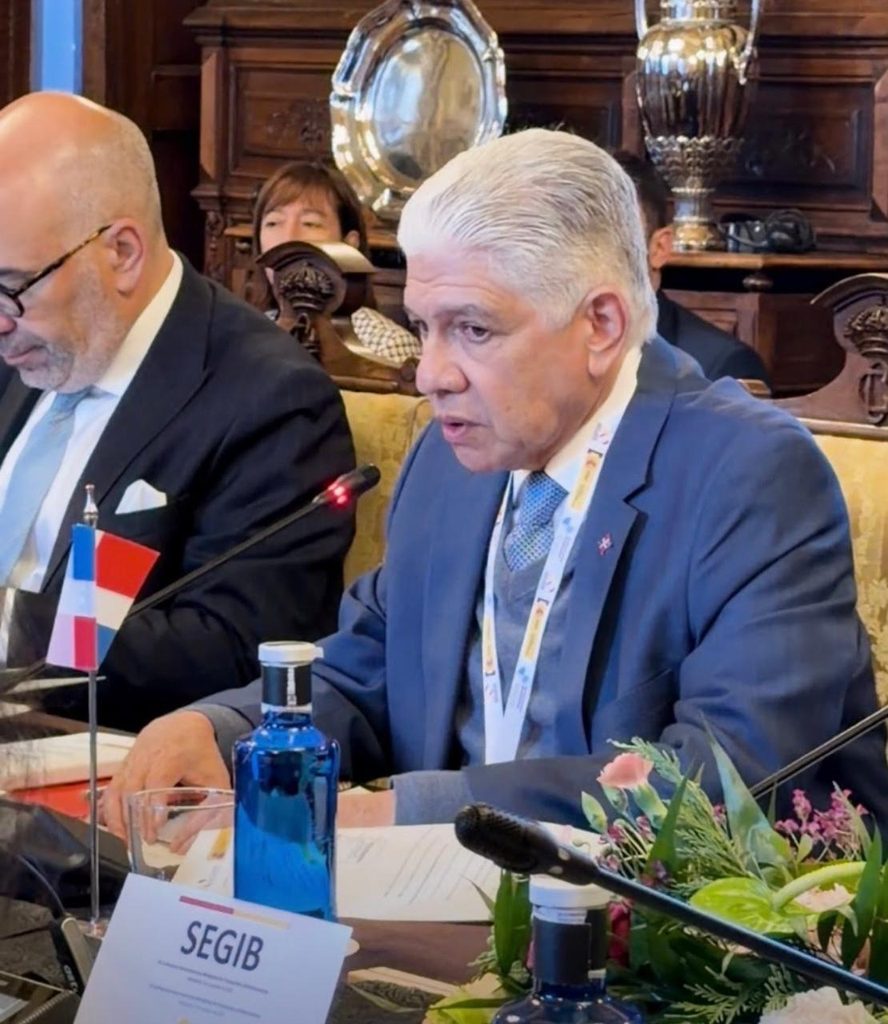 El ministro de Obras Públicas y Comunicaciones, Eduardo Estrella, destacó las inversiones de República Dominicana en puertos, aeropuertos, movilidad urbana, carreteras y puentes para fortalecer la conectividad e impulsar el comercio y el turismo, durante la IX Conferencia Iberoamericana de Ministras y Ministros de Transporte e Infraestructuras.