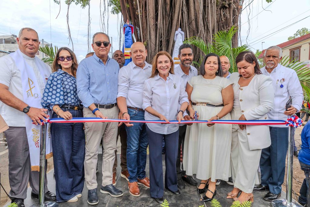 Carolina Mejía y la Presidencia de la República inauguraron la segunda etapa del Bulevar Pedro Livio Cedeño, una intervención de alrededor de 562 metros lineales de extensión que impulsa la accesibilidad y el orden en toda la zona, completando un kilómetro de transformación urbana en ambas etapas.