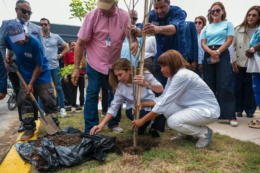 Carolina Mejía y la Presidencia de la República inauguraron la segunda etapa del Bulevar Pedro Livio Cedeño, una intervención de alrededor de 562 metros lineales de extensión que impulsa la accesibilidad y el orden en toda la zona, completando un kilómetro de transformación urbana en ambas etapas.