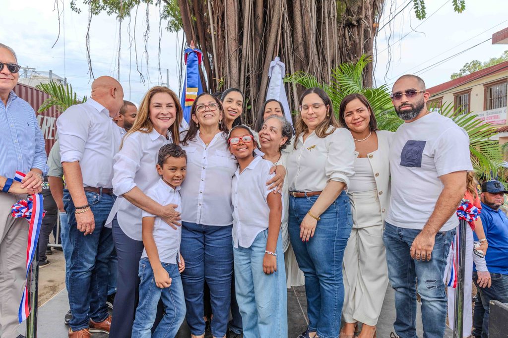 Carolina Mejía y la Presidencia de la República inauguraron la segunda etapa del Bulevar Pedro Livio Cedeño, una intervención de alrededor de 562 metros lineales de extensión que impulsa la accesibilidad y el orden en toda la zona, completando un kilómetro de transformación urbana en ambas etapas.