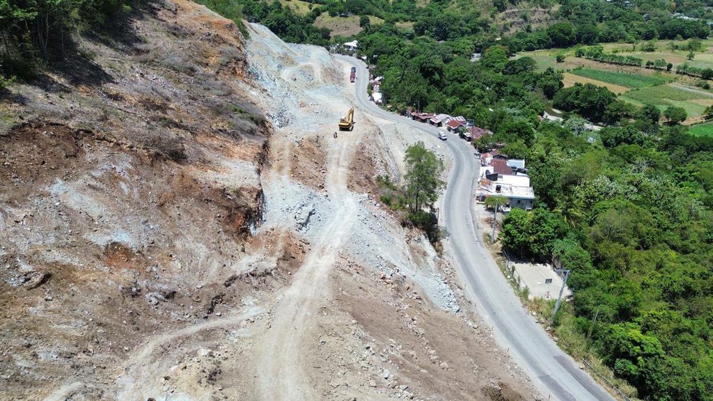 El Ministerio de Obras Públicas y Comunicaciones (MOPC) entró en una fase decisiva para completar la ampliación y modernización de la carretera Federico Basilis, una obra clave para el desarrollo de Jarabacoa y La Vega, que muestra avances progresivos. Con el compromiso de entregar una vía renovada, más ancha y segura, la institución acelera las labores en tramos clave, donde la ampliación de la vía requiere trámites legales mediante procesos de expropiación de terrenos.