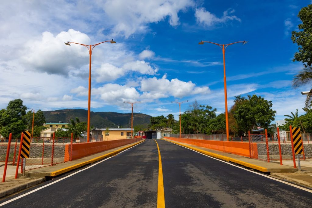 El padre Joaquín Alberto Pérez González, de la parroquia San Isidro Labrador, destacó la voluntad del Gobierno y del presidente Luis Abinader de ayudar a Maimón con la construcción del puente sobre el Río La Leonora, al expresar que se veía imposible, pero está hecho porque hay voluntad de ayudar a un pueblo que lo necesita.