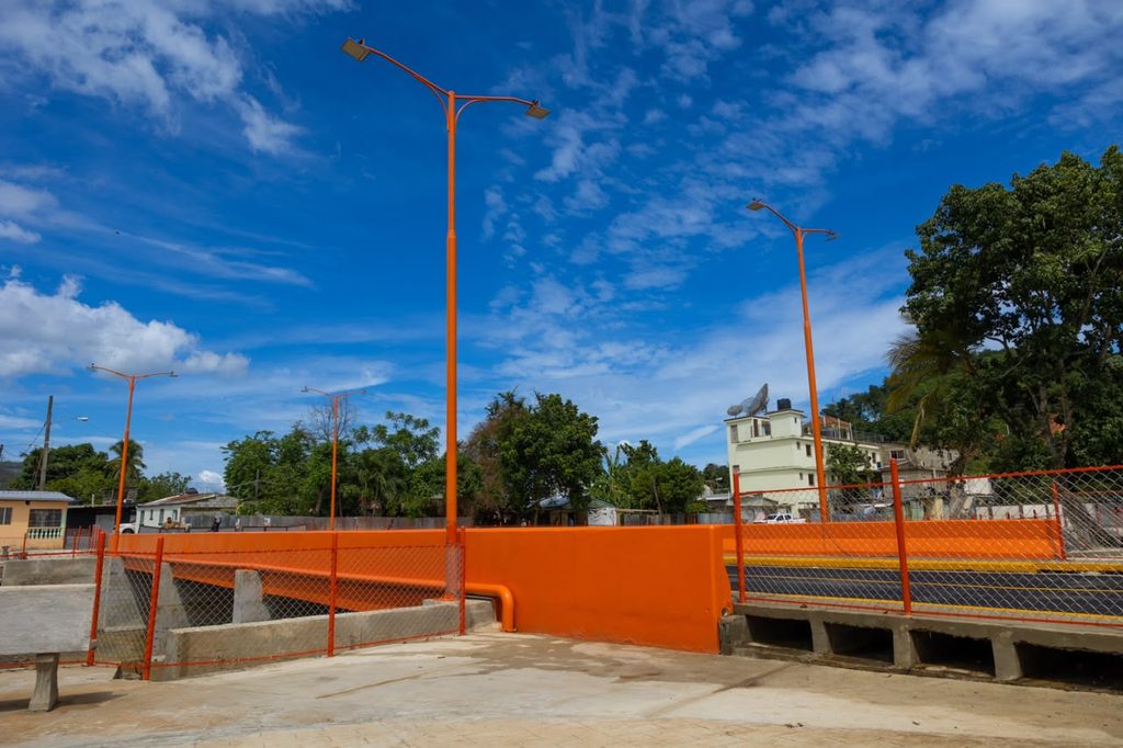 El padre Joaquín Alberto Pérez González, de la parroquia San Isidro Labrador, destacó la voluntad del Gobierno y del presidente Luis Abinader de ayudar a Maimón con la construcción del puente sobre el Río La Leonora, al expresar que se veía imposible, pero está hecho porque hay voluntad de ayudar a un pueblo que lo necesita.