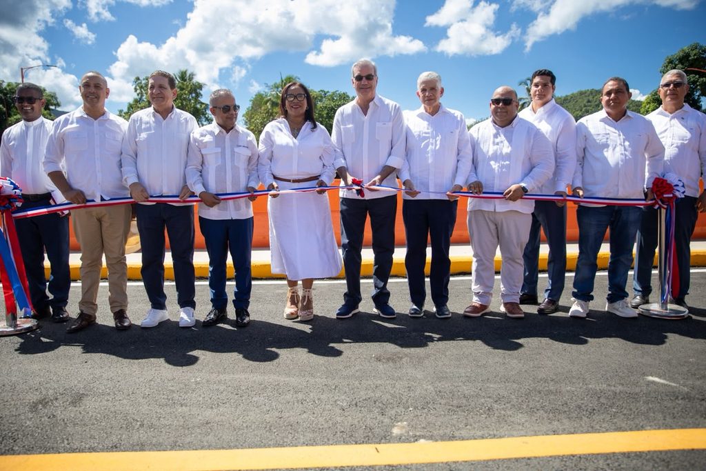 El padre Joaquín Alberto Pérez González, de la parroquia San Isidro Labrador, destacó la voluntad del Gobierno y del presidente Luis Abinader de ayudar a Maimón con la construcción del puente sobre el Río La Leonora, al expresar que se veía imposible, pero está hecho porque hay voluntad de ayudar a un pueblo que lo necesita.
