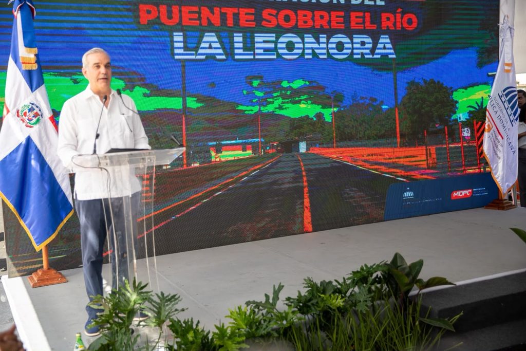 El padre Joaquín Alberto Pérez González, de la parroquia San Isidro Labrador, destacó la voluntad del Gobierno y del presidente Luis Abinader de ayudar a Maimón con la construcción del puente sobre el Río La Leonora, al expresar que se veía imposible, pero está hecho porque hay voluntad de ayudar a un pueblo que lo necesita.