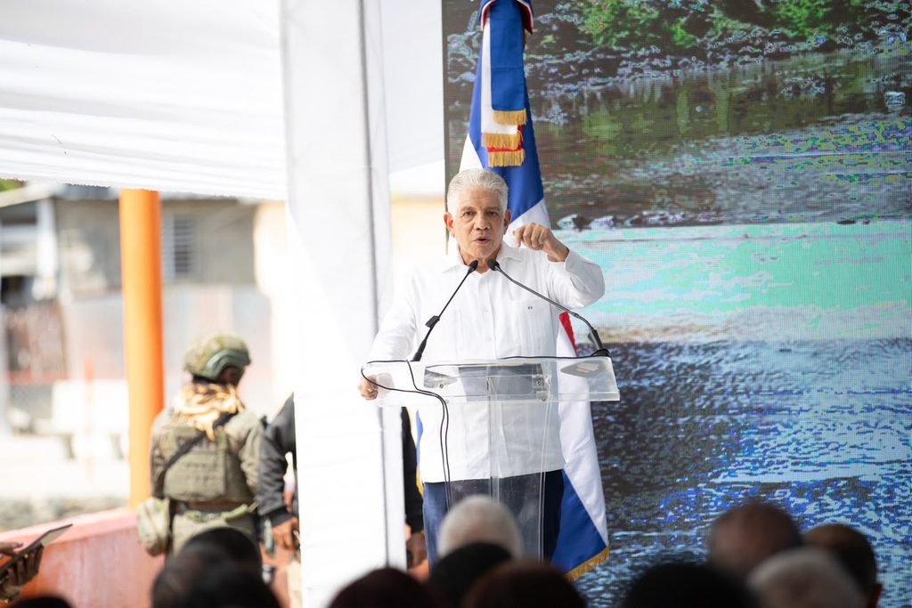 El padre Joaquín Alberto Pérez González, de la parroquia San Isidro Labrador, destacó la voluntad del Gobierno y del presidente Luis Abinader de ayudar a Maimón con la construcción del puente sobre el Río La Leonora, al expresar que se veía imposible, pero está hecho porque hay voluntad de ayudar a un pueblo que lo necesita.